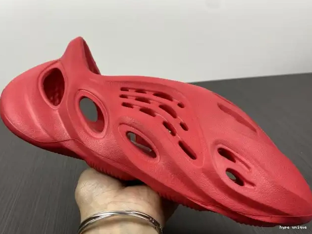 hype CW3355 Red Yeezy Adidas Foam 0608